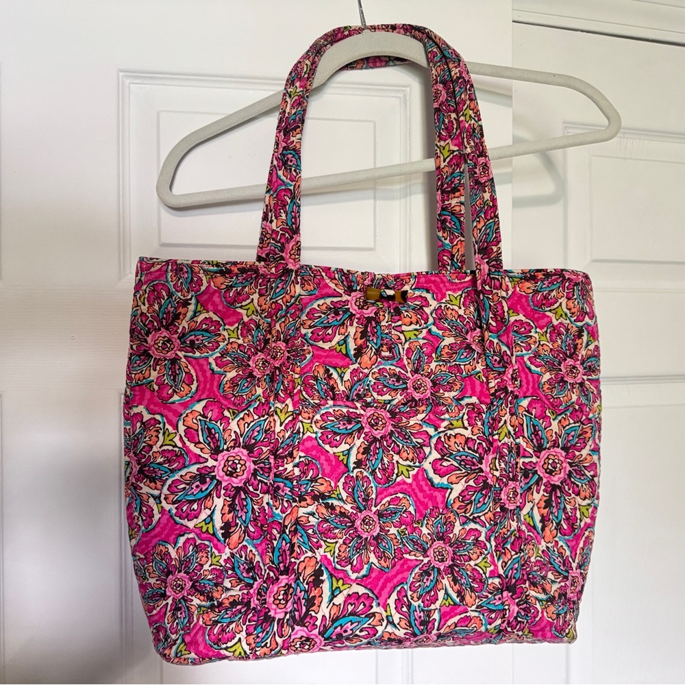Vera Bradley tote bag.